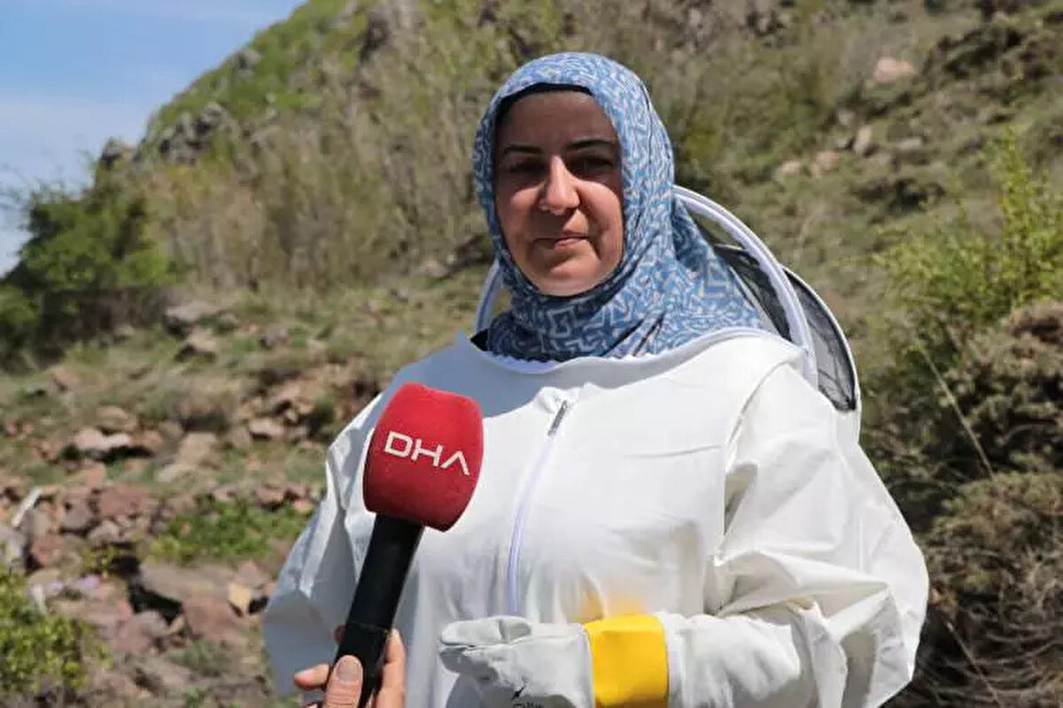 "BİRAZ ZORLUK YAŞADIM"<br><br>Yaşadığı süreci anlatan Yurdakul, "Arıcılığa 5 kovanla başladım. Sonra arılarımı çoğalttım. Resmi kurumlara başvurup, arılarımı resmi bir şekilde üretmeye başladım. 5-6 yıldır arıcılık yapıyorum. Kendi bağımın altında yetiştiriyordum. Sonra evimin yakınında 'bir sorun olur, risk teşkil eder, arı sokar, insanlar, evler yakın' dediler. 'Daha böyle dağlık ortam olsun' dediler. Ben de ormanlık alana gittim. Gerekli izinlerimi aldım. Sonra arılarımı buraya getirdim. Yerleştirdim. Arılarımla uğraşırken bana 3'üncü evre lenf kanseri teşhisi kondu. Biraz zorluk yaşadım" diye konuştu.