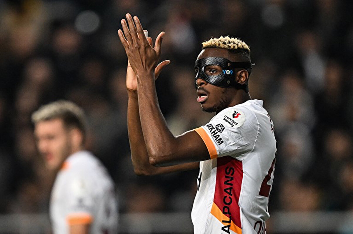 Galatasaray formasıyla sezona damga vuran Victor Osimhen'in geleceği belirsizliğini koruyor. Yeni sezonda hangi takımın formasını giyeceği merak edilen Osimhen için son olarak Fenerbahçe iddiası ortaya atıldı.<br>