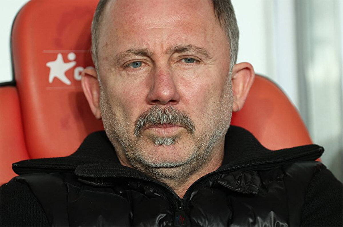 Galatasaray'ın yeni sezon planlamasına değinen Yalçın, "Galatasaray'ın devre arasında aldığı oyuncular, bakma oynamadıkları için görünmüyor. Galatasaray'a seneye sağ bek de lazım, sol bek de lazım. Eren var sol bekte oynar ama çok iyi bir sağ bek lazım. Çok iyi bir sağ kenar, Yunus oynuyor, orayı çok iyi yedeklemesi gerekiyor." açıklamasında bulundu.<br>v