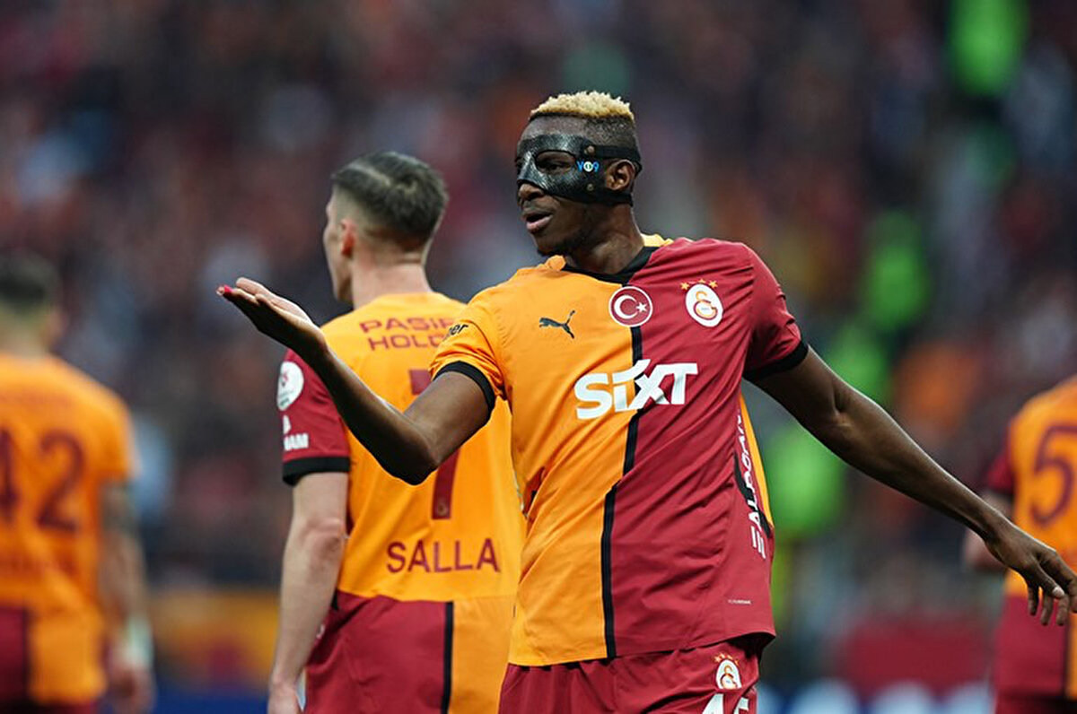 Galatasaray'ın bu sezon Napoli'den kiralık kadrosuna kattığı Victor Osimhen, kariyerinin en iyi dönemini sarı-kırmızılı formayla geçirirken geleceğiyle ilgili kararını henüz vermedi.<br>