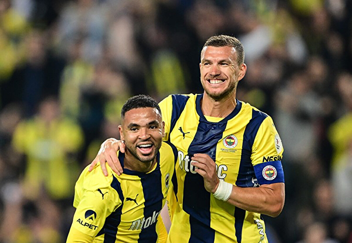 Fenerbahçe'nin 39 yaşındaki golcüsü Edin Dzeko, sarı-lacivertlilerdeki sözleşmesini tamamlamak üzere. Deneyimli forvetteki belirsizlik sürerken, oyuncunun İtalya'dan talibi çıktı.<br>