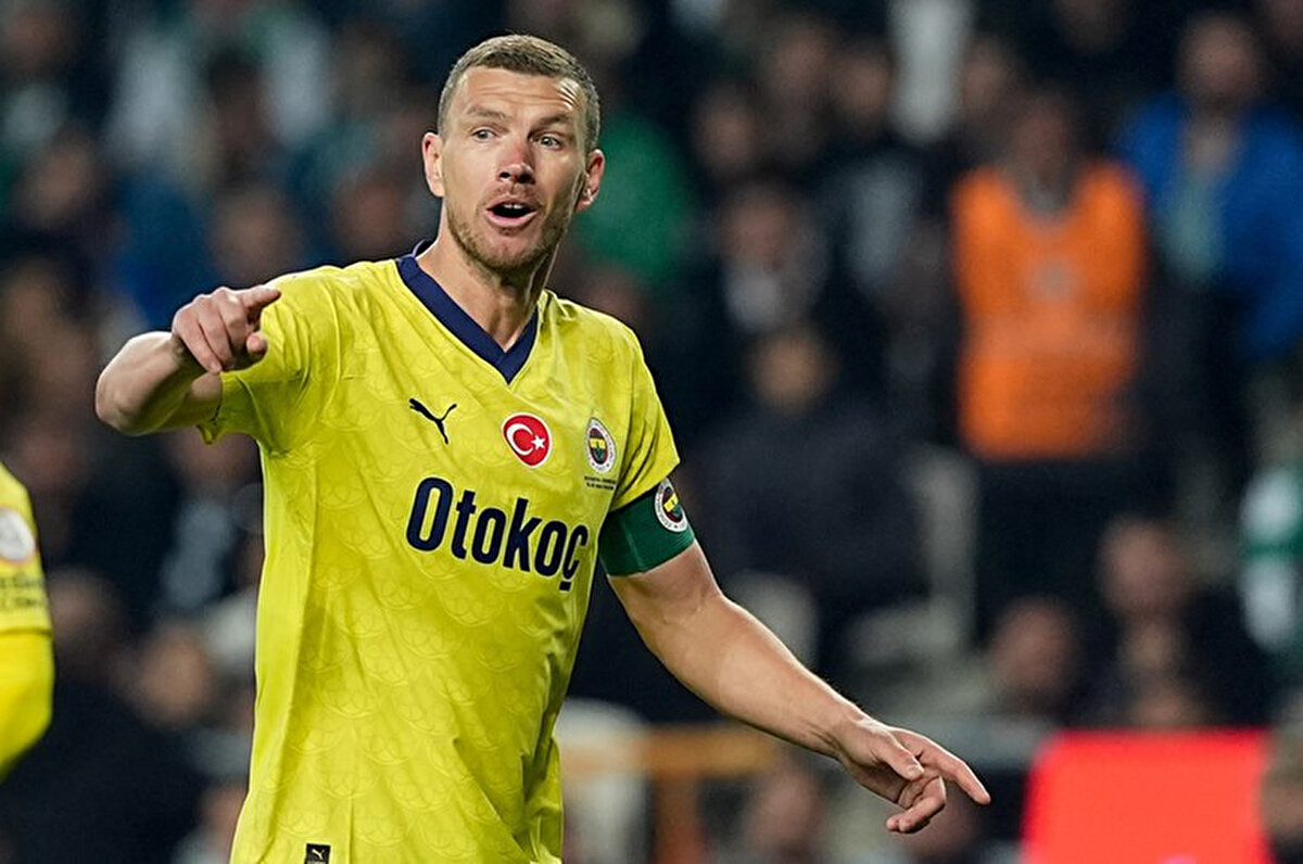 İstanbul'da mutlu olan Edin Dzeko, Fenerbahçe ile durumunu netleştirmeden tekliflere kulak tıkayacak.<br>