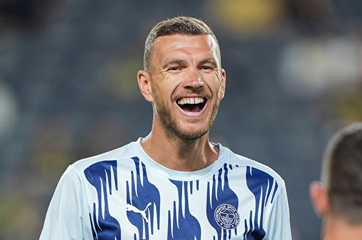 Önceliği Fenerbahçe olan Dzeko ise Serie A temsilcisine "Henüz belli değil" cevabını verdi.<br>
