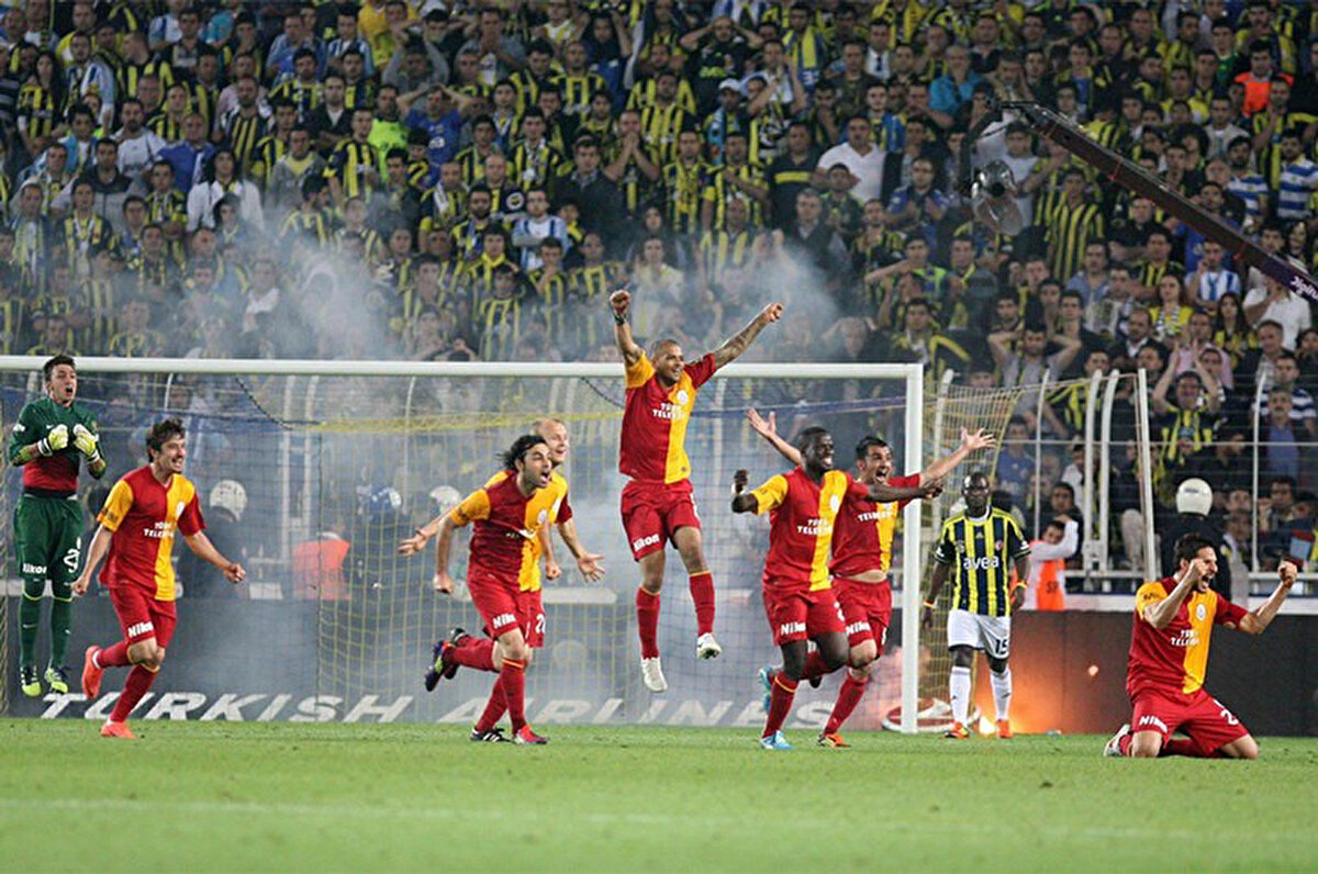 Fenerbahçe, 12 Mayıs 2012'de Kadıköy'de Galatasaray ile karşı karşıya gelmiş ve 0-0 biten maç sonrası sarı-kırmızılılar şampiyonluğunu ilan etmişti.<br>