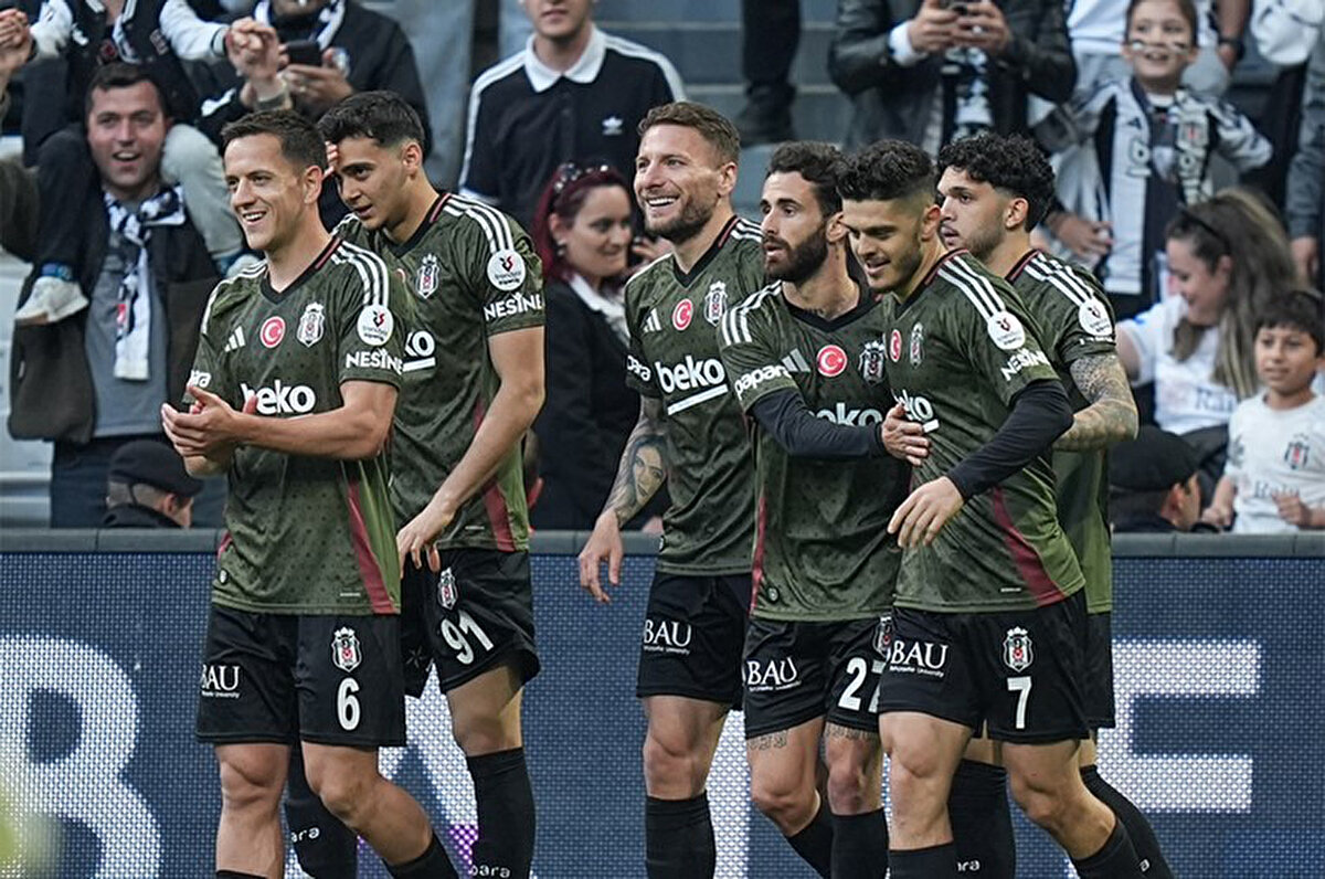 Süper Lig'in 35. hafta mücadelesinde Beşiktaş, konuk ettiği Adana Demirspor'u 4 golle mağlup etti.<br>