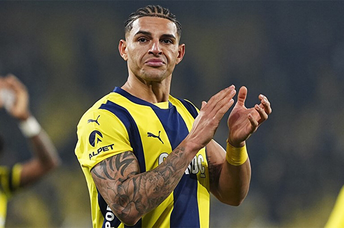 Brezilyalı savunmacı, 11.47 milyon euro ile Fenerbahçe tarihinin en pahalı stoper transferi olarak kayıtlara geçmişti.<br>