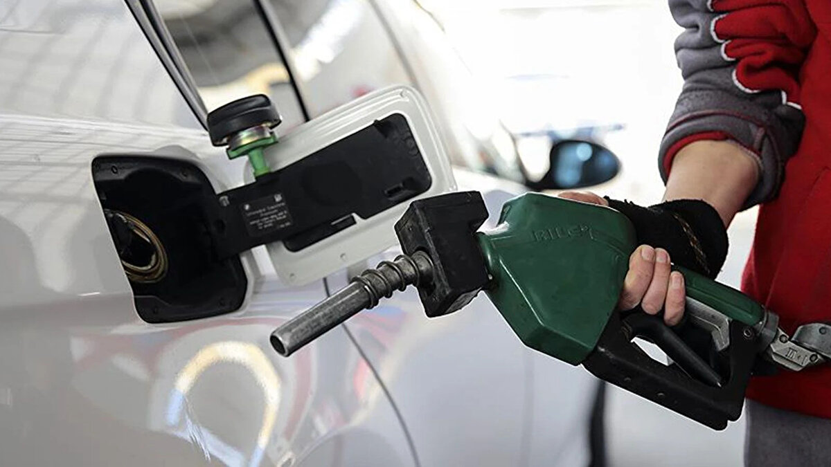 İzmir akaryakıt fiyatları<br><br>Benzin litre fiyatı: 46.15 TL<br><br>Motorin litre fiyatı: 45,25 TL<br><br>LPG litre fiyatı: 27.24 TL