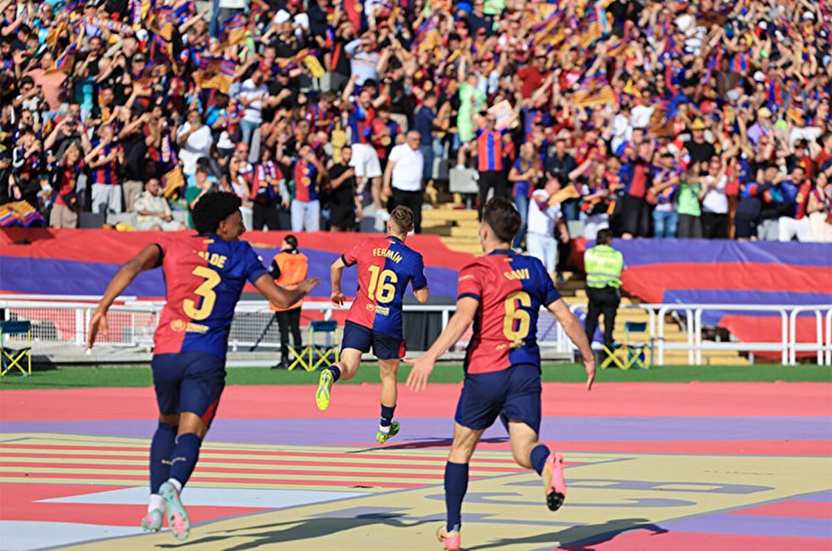 Maçın uzatma dakikalarında Barcelona, sol kanattan gelişen atakta Fermin Lopez'le 5. golü buldu.<br>