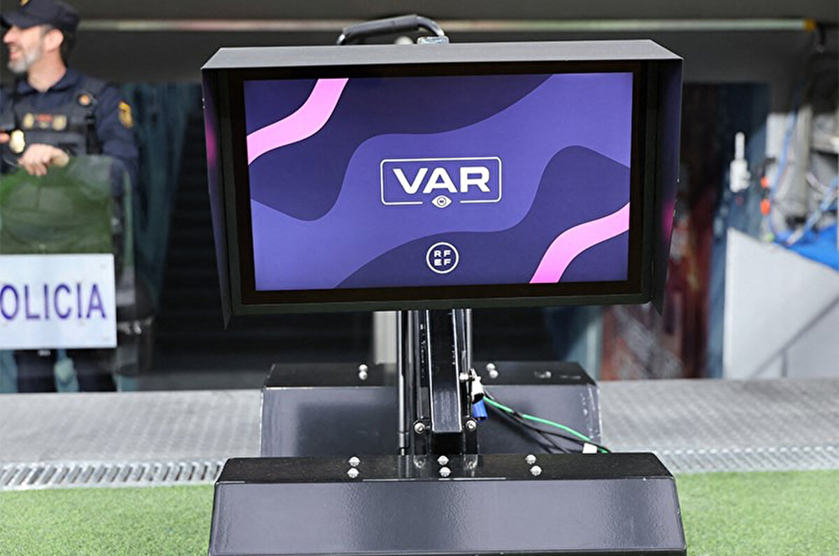 Federasyonun paylaştığı videoda VAR hakemi Martinez Munuera pozisyonla ilgili, "Beni dinle Alex, elle oynama tespit ettik. Gelip izle lütfen." ifadelerini kullandı.<br>