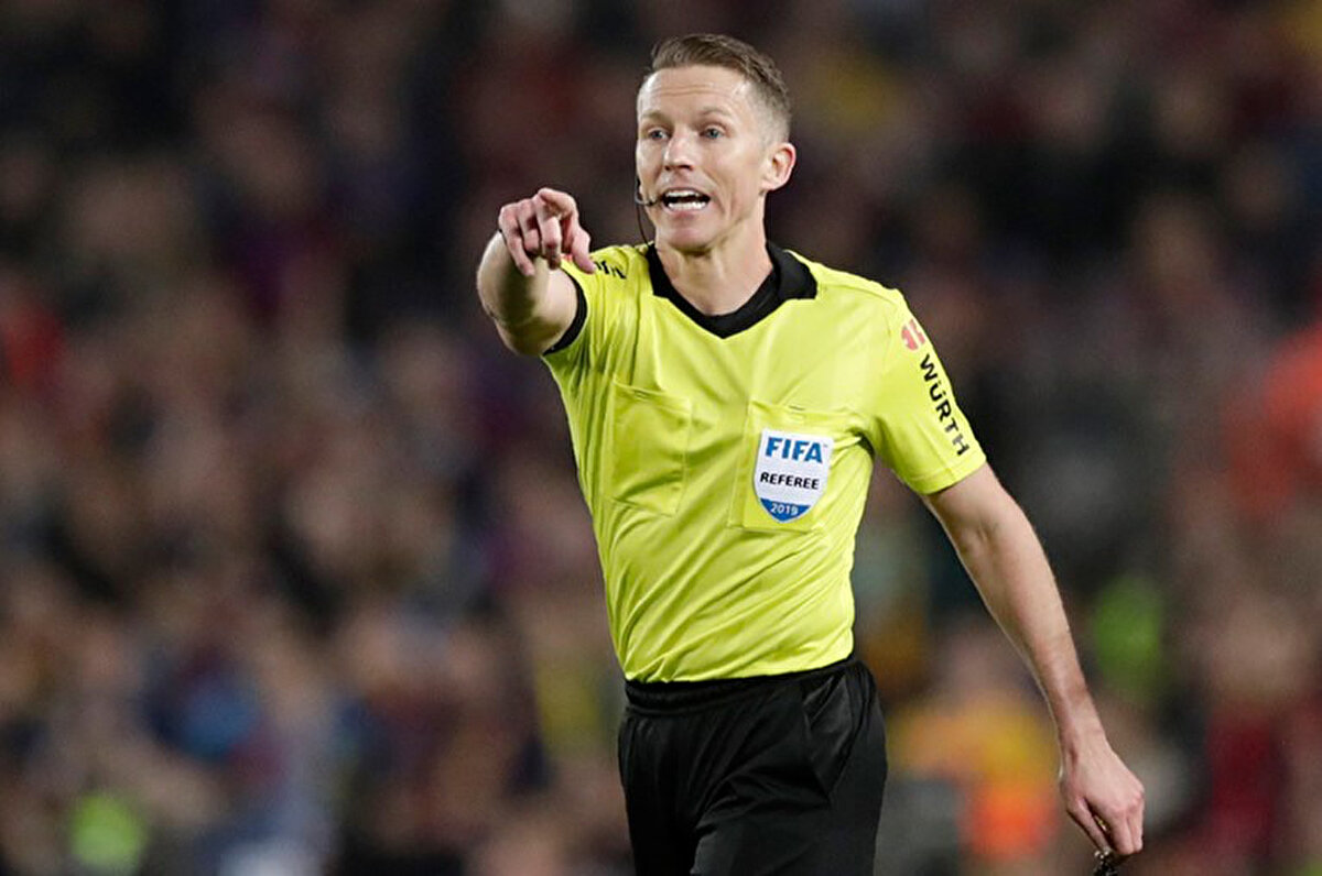 Maçın hakemi Hernandez ise VAR incelemesinde, "Eline çarpıyor, evet. Top dışarı çıkıyor ve şimdi geniş bir açıdan tüm pozisyonu görmeliyim. Tamam, mükemmel, el açıkça yukarıda. Golü iptal edeceğim." açıklamasında bulunup golü iptal etti.<br>