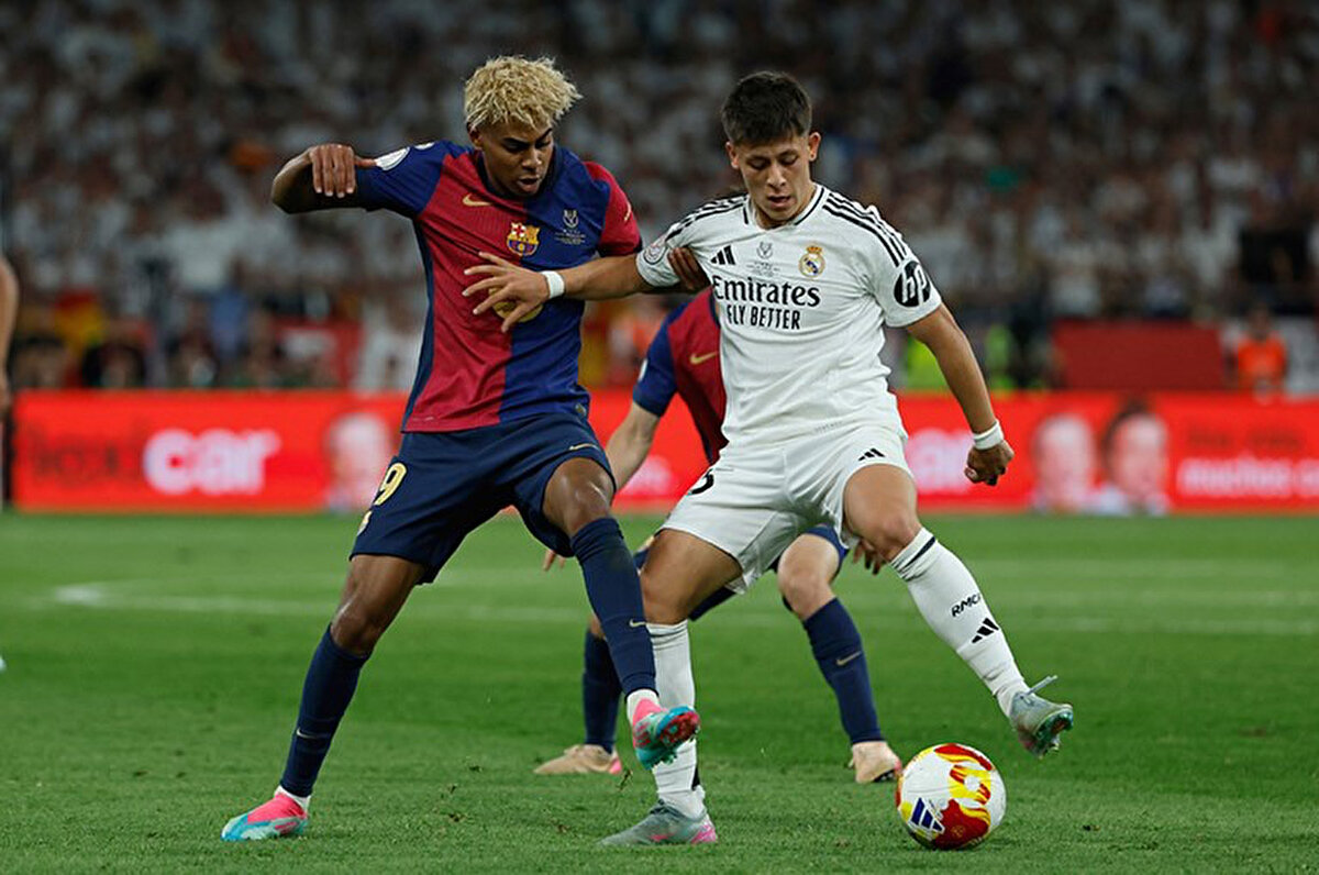 LaLiga'da şampiyonluk yarışı veren Barcelona ile Real Madrid arasındaki dev maç 7 gole sahne oldu. Real Madrid'de Arda Güler'in ilk 11'de başladığı maçı Barcelona 4-3 kazanarak rakibiyle arasındaki puan farkını 7'ye çıkardı ve şampiyonluk yolunda dev bir adım attı.<br>