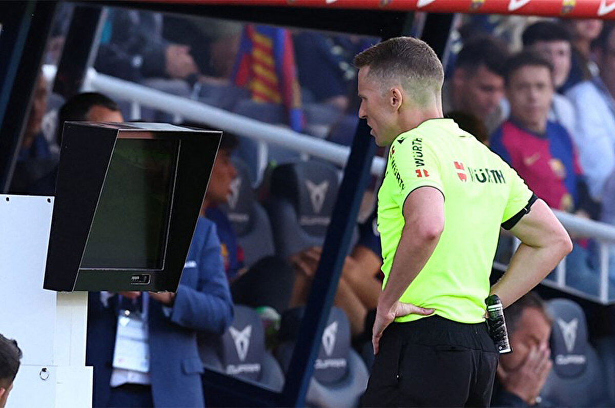 VAR'daki bu konuşmanın ortaya çıkmasının ardından Barcelona taraftarları tepki gösterirken İspanya Futbol Federasyonu'ndan konuyla ilgili yeni bir açıklama yapılmadı.<br>
