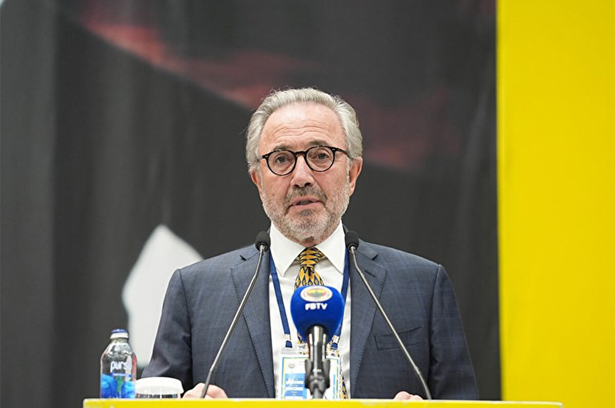 Hamdi Akın sözlerine şöyle devam etti, "Bazılarının temellerini attık, bazılarının projelerini bitirdik ve bir de stadyumumuzu büyütme çalışmamız var. 65 bin kişiye çıkartmaya çalışıyoruz. Yoğun bir çalışma yapıyoruz ve kolay bir iş değil ama zoru başarmak için de uğraşıyoruz. Fenerbahçe olarak kendi stadımızı Aziz Yıldırım zamanında başlatmış ve yapmıştık. Onun için Fenerbahçe kendi söküğünü kendisi diken bir pozisyondadır. Devlet yardımı almadan bunları yapıyor. Yeter ki önümüzde idari bir engel kalmasın. Bunlar için de uğraşıyoruz."<br>