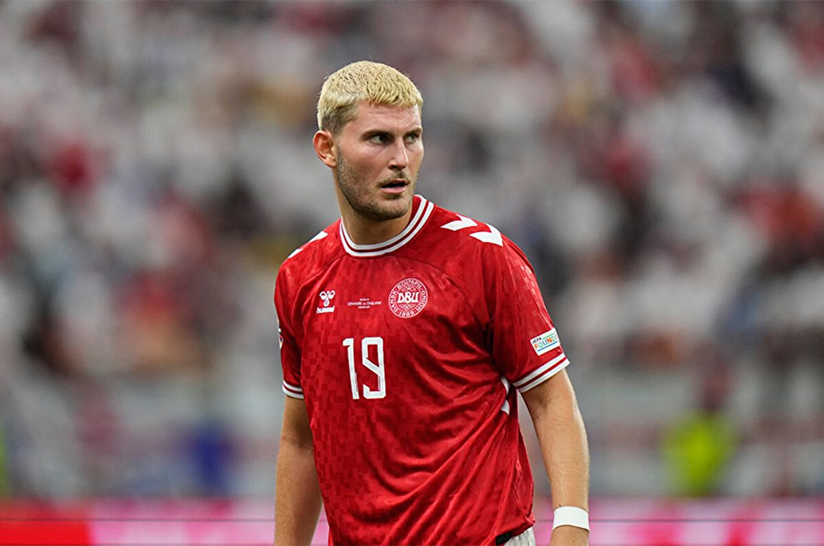 Alman ekibiyle sözleşmesi 2026'da bitecek Danimarkalı forvetin yakından izlendiği aktarıldı. Piyasa değeri 15 milyon euro olarak gösterilen Wind, 2021/22 sezonunun ara transfer döneminde Wolfsburg'a imza atmıştı.<br>