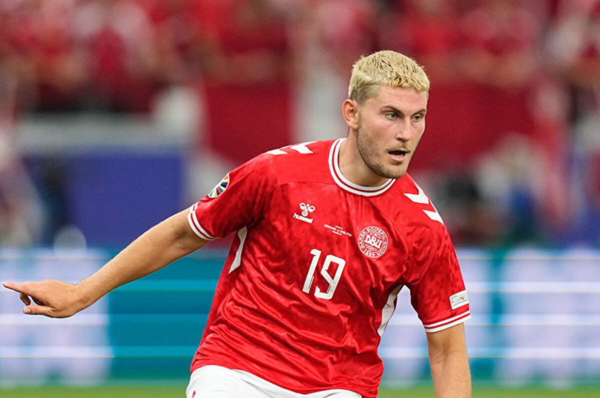 Danimarkada'da Kopenhag altyapısından yetişen 26 yaşındaki forvet, bu sezon Wolfsburg'da 35 maçta sahaya çıkarken 11 gol ve 4 asist kaydetti.<br>