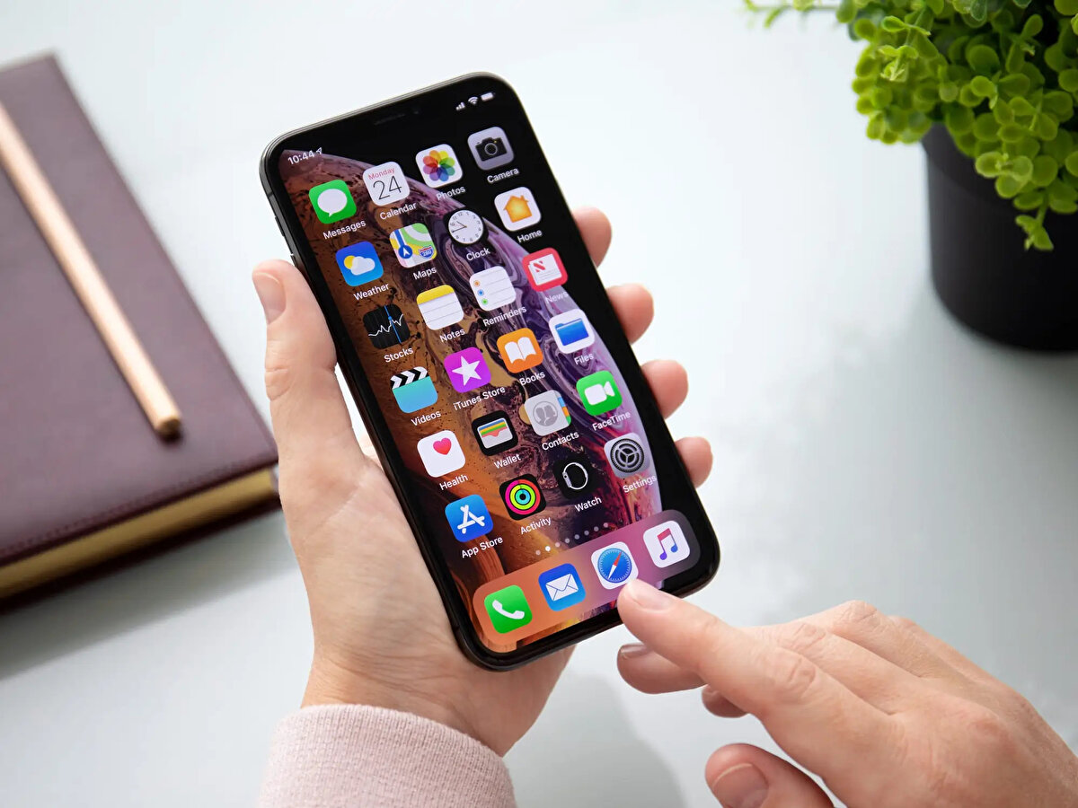 Soruşturma Şubat ayında başladı<br><br><br>Kurul 27 Şubat 2025 tarihli kararında, APPLE’ın, Apple markalı ürünlerin yeniden satış fiyatını tespit etmiş olabileceği ve/veya geri alım pazarında faaliyet gösteren teşebbüslerin uygulayacağı geri alım fiyatlarını koordine etmiş olabileceği şüphesini doğuran bulgulardan hareketle; APPLE, Destek Bilişim Proje ve Servis Hizmetleri Sanayi Dış Ticaret Anonim Şirketi, Easycep Bilişim ve Ticaret AŞ (EASYCEP), Getmobil Teknoloji AŞ ve HB Bilişim Teknolojileri Sanayi ve Tic. AŞ (HB BİLİŞİM) tarafından 4054 sayılı Kanun’un 4. maddesinin ihlal edilip edilmediğinin tespitine yönelik olarak adı geçen teşebbüsler hakkında 4054 sayılı Rekabetin Korunması Hakkında Kanun’un 41. maddesi uyarınca soruşturma açılmasına karar vermişti.