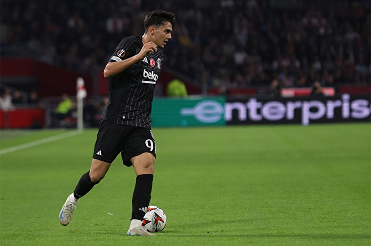 Beşiktaş'ın yeni sezondaki forvet hattının Immobile ve Mustafa Hekimoğlu'na ek olarak yeni transferle tamamlanacağı ifade edildi.<br>