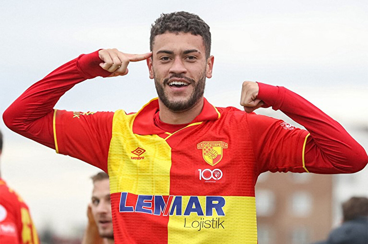 Yönetimin yurt içinden gelen teklifleri ise yetersiz bulduğu öğrenildi. Bu sezon Ziraat Türkiye Kupası dahil 31 resmi maça çıkan 22 yaşındaki futbolcu, toplam 15 gol atıp 10 da asist yaptı.<br>