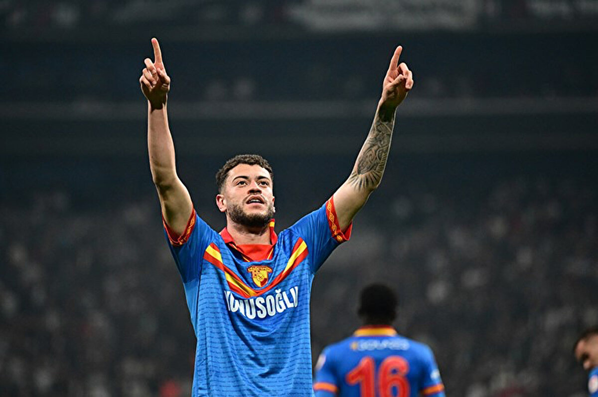 Öte yandan Göztepe'nin yıldızı Romulo’yu keşfeden Brezilyalı scout Bolivar Silvera, sarı-kırmızılıların yeni scout şefi oldu. Bolivar Silvera'nın Güney Amerika'dan çok sayıda genç oyuncuyu İzmir'e getireceği öğrenildi.<br>