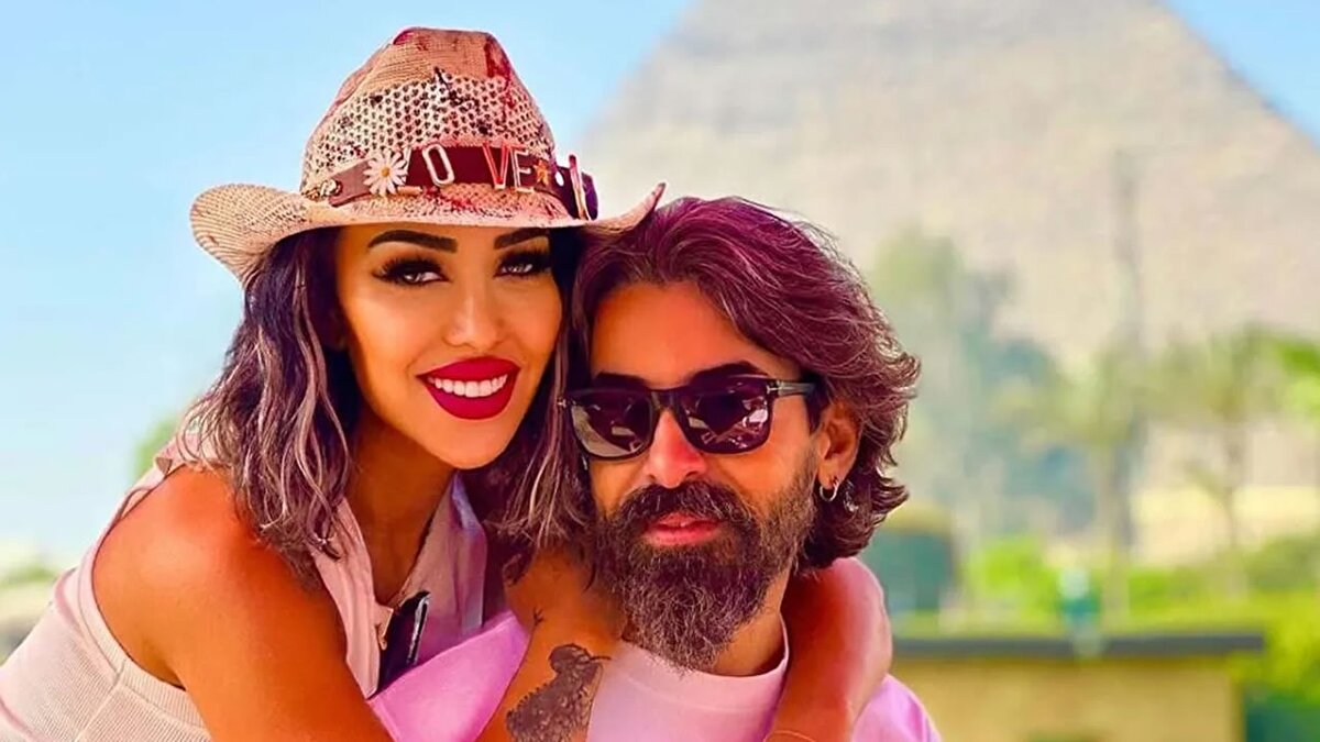 Sinem Çekinmez'in 3 aydır maaşlarını alamayan çalışanları, şubelerdeki eşyaları yağmaladı. Çalışanlarına özür mesajı gönderen Çekinmez, kaçmadığını ve bir gün borçlarını ödeyeceğini ancak eşyaların yağmalanması nedeniyle zor durumda olduğunu öne sürdü.