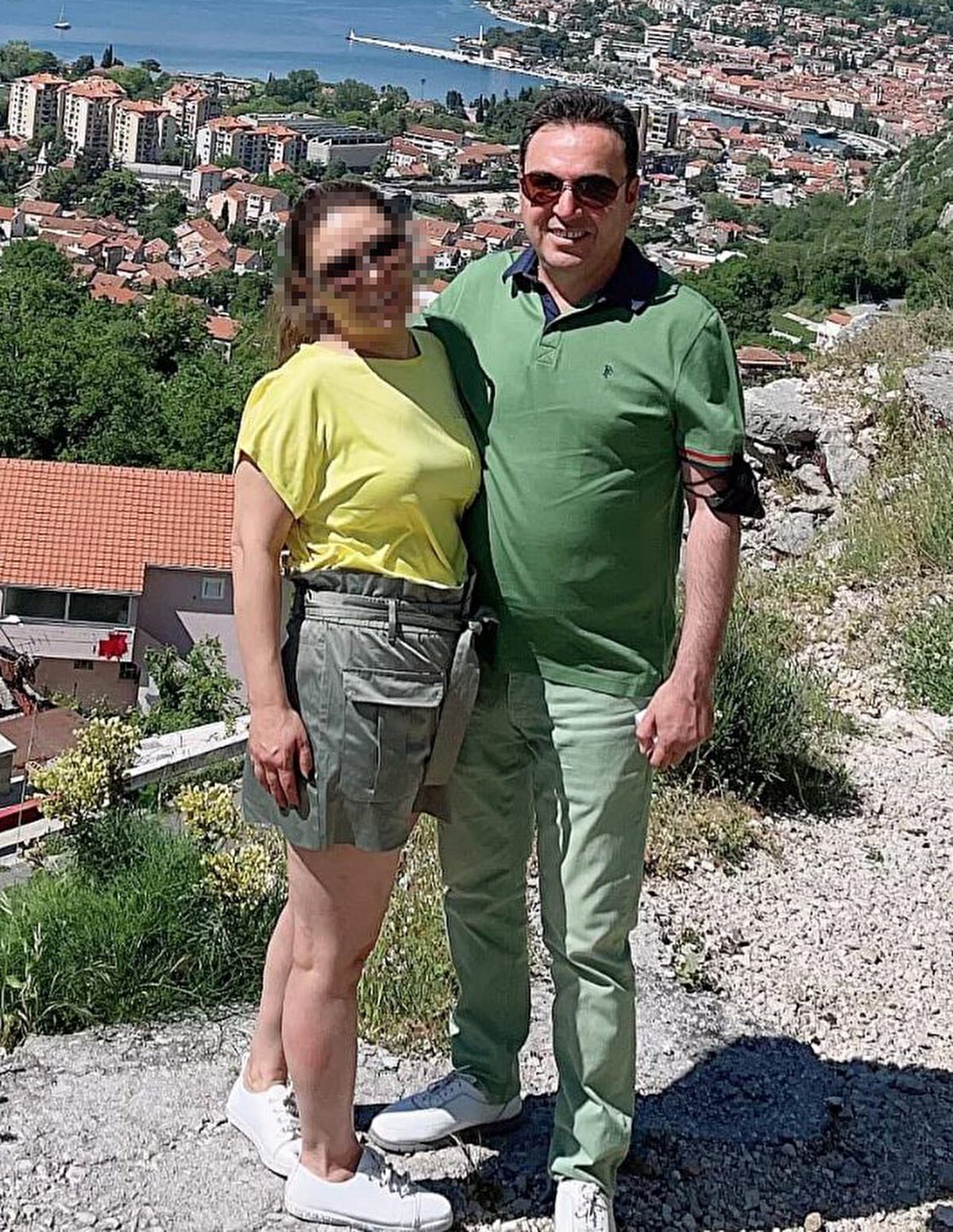 Evini ipotek ettirmiş<br><br>Sinem Çekinmez'in geçen yıl kredi çekmek için, Uluslararası Güzellik Uzmanları Federasyonu Başkanı N.Ş.’nin eşi Fadıl Şahin’in evini ipotek ettiği ortaya çıktı. Çekinmez'in yurt dışına kaçması üzerine borcu ödeyemeyince bunalıma giren Fadıl Şahin, bugün sabah saatlerinde Seyhan ilçesi Gürselpaşa Mahallesi Kıyıboyu Caddesi’nde bir ağacın altında tabancayla yaşamına son verdi.