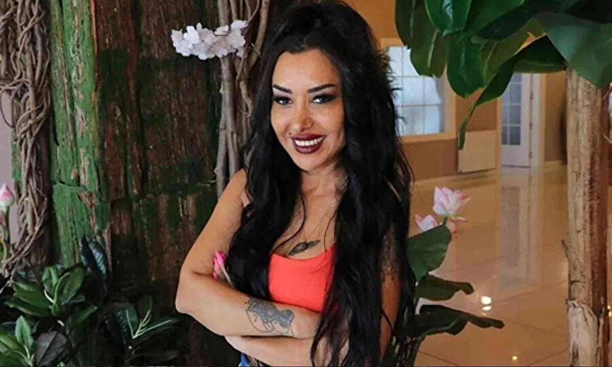 Kentte 3 şubesi bulunan güzellik merkezinin sahibi Sinem Çekinmez piyasa değerinin altında hizmet vadiyle çok sayıda müşterisini ve tedarikçisini dolandırıp, 17 Nisan’da yurt dışına kaçtı.