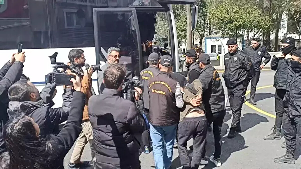 M.G.’nin Bedirhan K. isimli birden fazla kullanıcı adıyla aileye çeşitli sosyal medya hesaplarından silah fotoğraflarıyla "7 gün sonra öyle şeyler yapacağız ki adımızı namımızı asla unutmayacaksınız son 6 gün cehennem yaşatacağız size", "Sizin gibi geri zekalı mıyım plaka çalıntı, motor çalıntı istediğiniz yere şikayet edin bulamazsınız az kaldı mahkemeye görüşeceğiz",