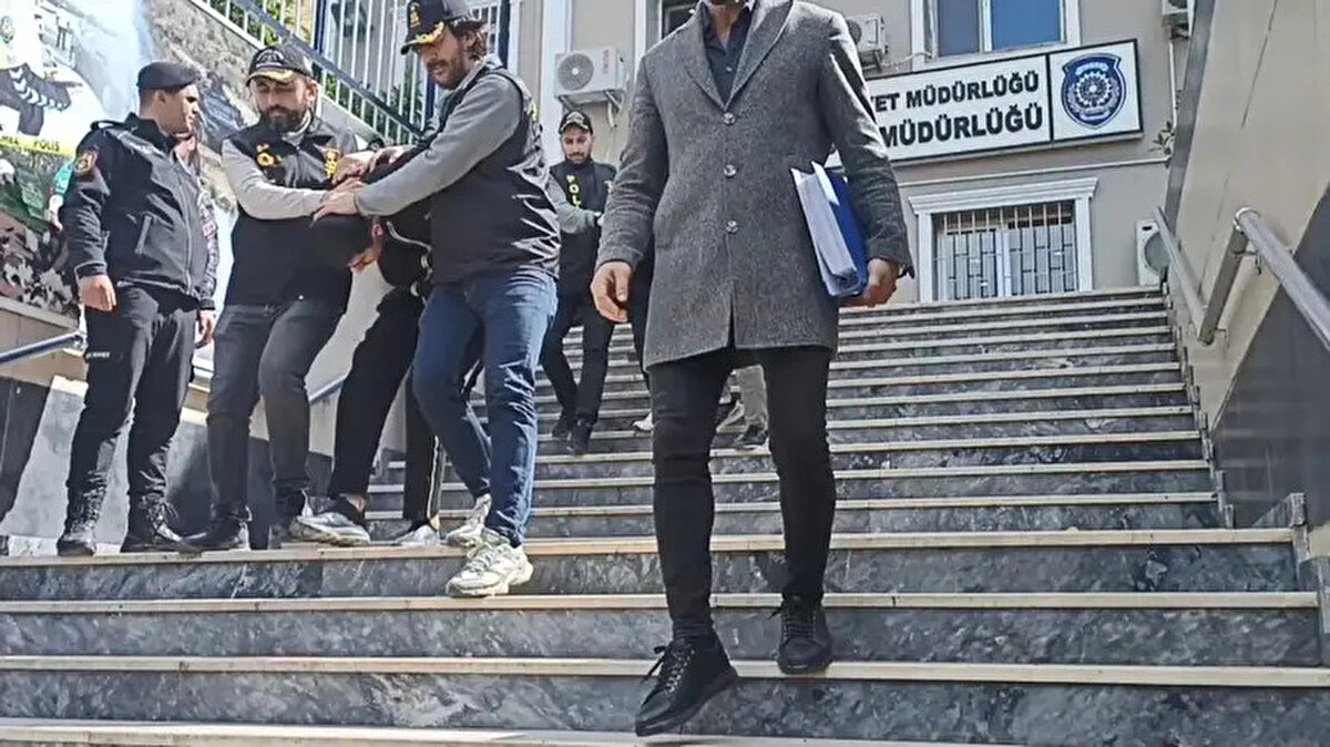 "Tek icraatınız laf icraatsızsınız benim veya dostlarımın icraatlarını ortada kaybedecek hiçbirşeyimiz yok aklınıza gelebilecek herşeyi yaparız", " Berkay tek değil yakında öyle şeyler yapacağız ki bunlar insan mı diye kuşkulanacaksınız" içerikli tehdit mesajları iddianamede yer aldı.