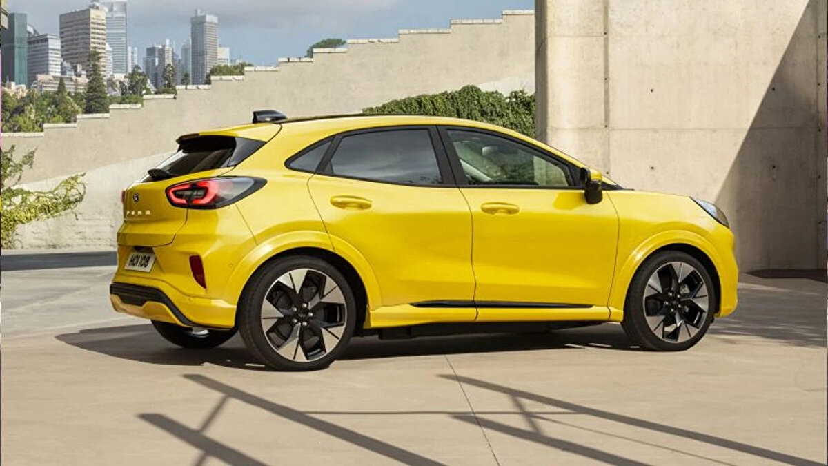 Kısa süre önce Ford, tamamen elektrikli Puma’nın Türkiye fiyatını resmi olarak açıkladı. 44 kWh batarya üzerinde 353 km karma menzil sunan araç, yurt dışında Puma Gen-E olarak adlandrılıyor.<br><br>