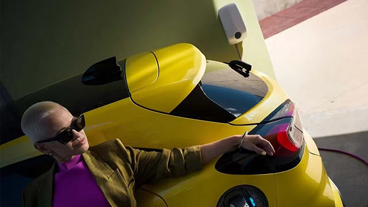 REKABETÇİ FİYAT<br>Ford Puma'nın Türkiye fiyatı 1 milyon 593 bin TL olarak açıklandı.<br><br><br>Ford’un tamamen elektrikli yeni SUV modeli Explorer’ın Türkiye fiyatı açıklandı. Türkiye’ye getirilen giriş seviyesi versiyonu 1 milyon 720 bin TL’den satışa sunulurken, üst paket seçeneği ise 1 milyon 820 bin TL fiyat etiketine sahip olacak. Her iki versiyonda da 52 kWh kapasiteli batarya bulunuyor ve bu batarya ile 378 kilometrelik WLTP karma menzil sunuluyor.