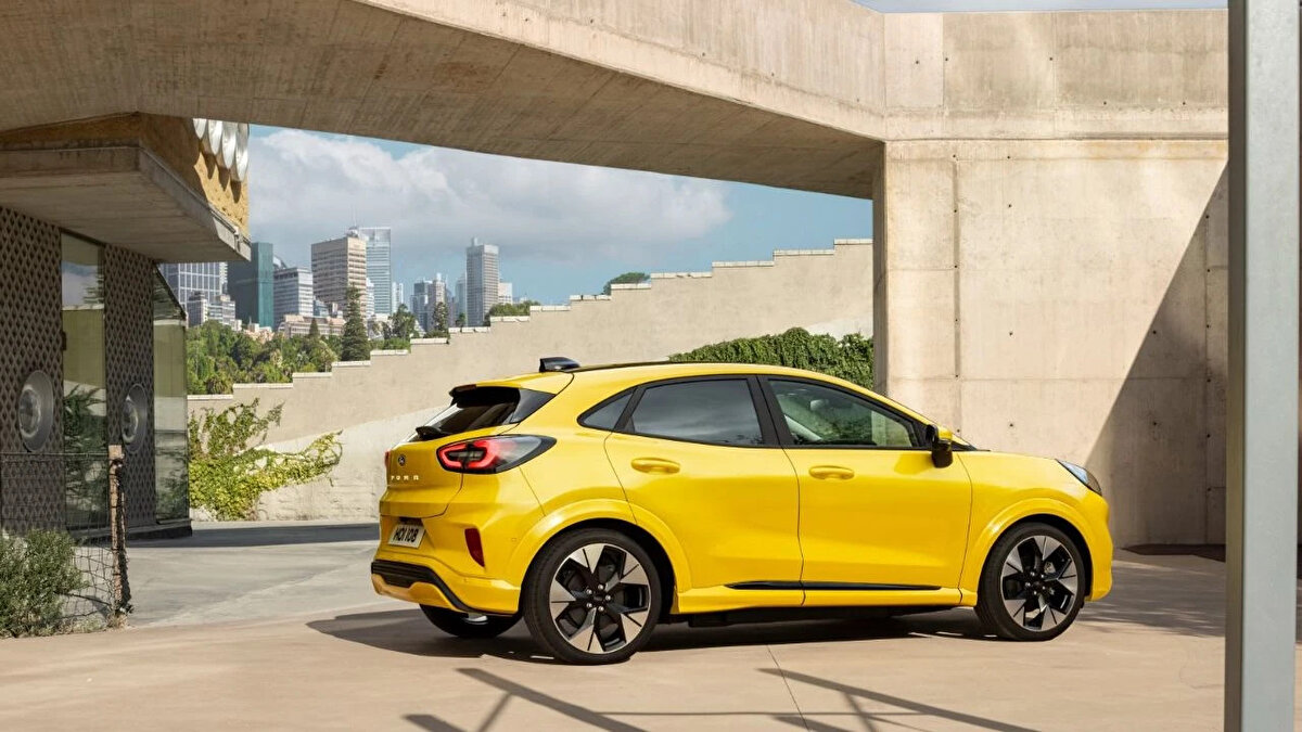 “Ford Otosan’ın Romanya Craiova’daki son teknoloji montaj tesisinde üretilen ve şirketin İngiltere Halewood’daki fabrikasında elektrik motorları monte edilen elektrikli Puma Gen-E, sıra dışı sürüş keyfine yeni bir enerji katıyor. Kompakt crossover’ı Avrupa’daki müşteriler arasında bir efsane haline gelen Puma, Gen-E versiyonunda gelişen dış tasarımıyla ayırt edici özelliğini ortaya koyuyor. 