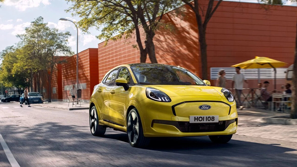 Bu arada aynı gün içinde elektrikli Ford Capri modelinin Türkiye fiyatı da belli oldu. 52 kWh bataryaya sahip olan ve 373 kilometre menzil sunan elektrikli Capri’nin fiyatı ise 1 milyon 920 bin TL olarak açıklandı.<br><br>