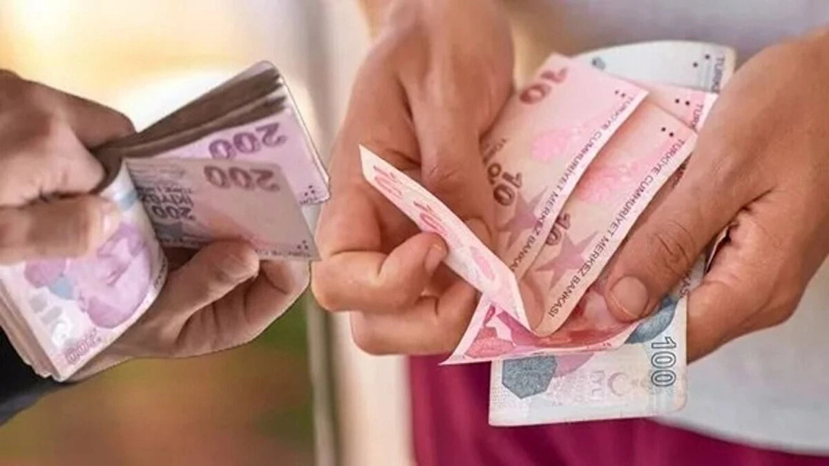 Emeklilik için gereken prim gün sayısı, çalışılan kuruma göre değişiklik gösteriyor. SSK kapsamında, 1999 öncesinde prim şartı 5.000 ile 5.975 gün arasında değişirken, 1999 sonrası için bu süre 7.000 güne, 2008 sonrasında ise hem kadın hem erkek çalışanlar için 7.200 güne yükseltildi. Emekli Sandığı’na tabi çalışanlarda ise, kadınlar için prim günü 7.200 (20 yıl), erkekler için ise 9.000 gün (25 yıl) olarak uygulanıyor.<br><br>