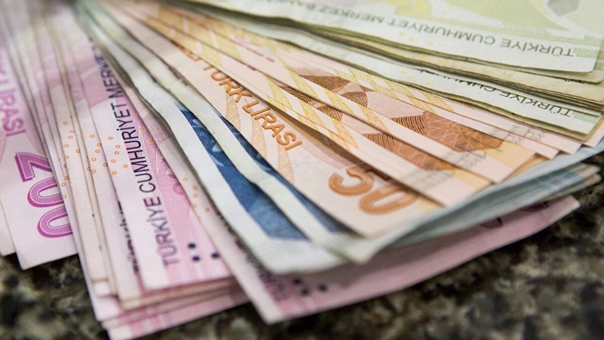 Yeni düzenleme, yalnızca Bağ-Kur’lulara yönelik prim günü şartındaki değişikliği kapsayacak. Ancak birden fazla sigorta kurumuna prim ödeyenler için uygulanan “son 7 yıldaki hizmet süresi hangi kurumda fazlaysa emeklilik o kurumdan olur” kuralında bir değişiklik öngörülmüyor. Bu kural üç kurumdan birinde en fazla süreyi geçiren kişinin emekliliğini belirlemeye devam edecek.<br><br>