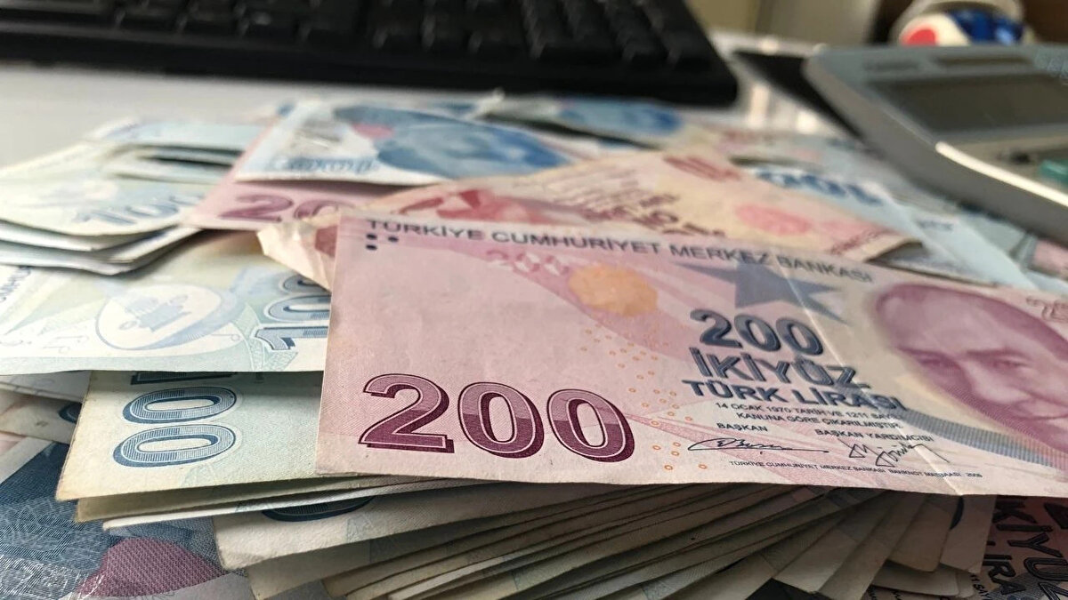 ERKEN EMEKLİLİK YOLU AÇILIR MI?<br><br>Bağ-Kur'lulara yapılacak 1.800 günlük indirim ile 7.200 prim günüyle erken emeklilik mümkün olacak. Ancak, bu kişilerin 58 yaş (kadınlar) ve 60 yaş (erkekler) şartlarını da sağlamaları gerekecek.Bu düzenleme Bağ-Kur'lulara erken emeklilik hakkı tanıyacak ancak yaş şartı hala geçerli olacak.