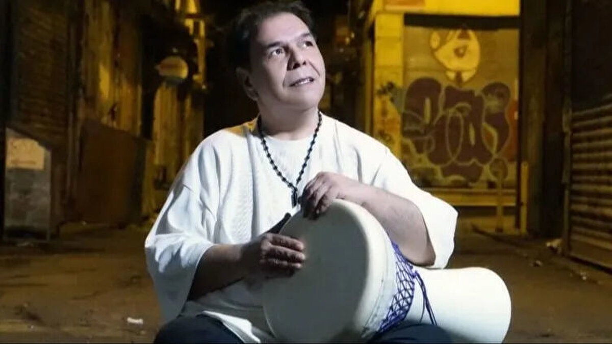 Balık Ayhan olarak tanınan Roman müziğinin sevilen ismi Ayhan Küçükboyacı, tedavi gördüğü hastanede hayatını kaybetti. Sosyal medyada yayılan vefat haberi ardından vatandaşlar, "Balık Ayhan (Ayhan Küçükboyacı) kimdir, öldü mü?" sorularına yanıt arıyor.