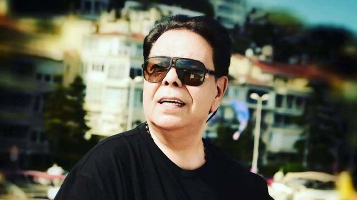 Müzik kariyerinin yanı sıra, sinema oyunculuğu kariyeri de vardır. Ağır Roman (1997)," "Dansöz (2001)," "Ispanaktan Nağmeler (2005)" ve "Baba Bi Buçuk (2018)" adlı sinema filmlerinde ve "Delikanlı," "Kehribar" adlı tv dizilerinde oyunculuk yaptı.