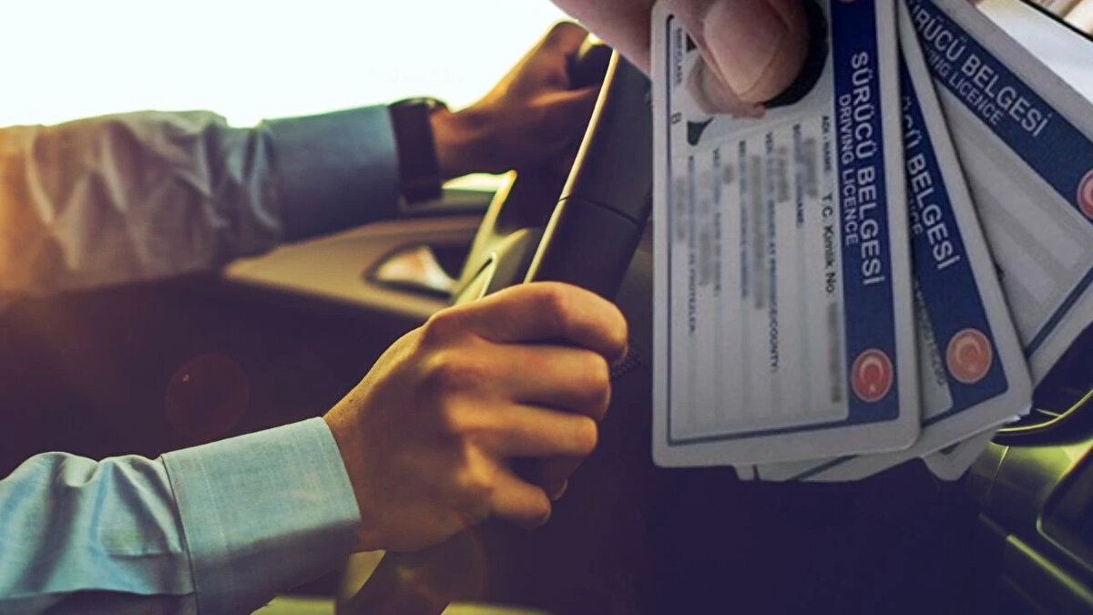 Eski tip ehliyet sahipleri uyarılar gelmeye devam ediyor. 1 Ocak 2016 öncesi alınan sürücü belgeleri için yenileme süresi doluyor. Değiştirmeyenler, cezalarla karşı karşıya kalacak.<br><br>