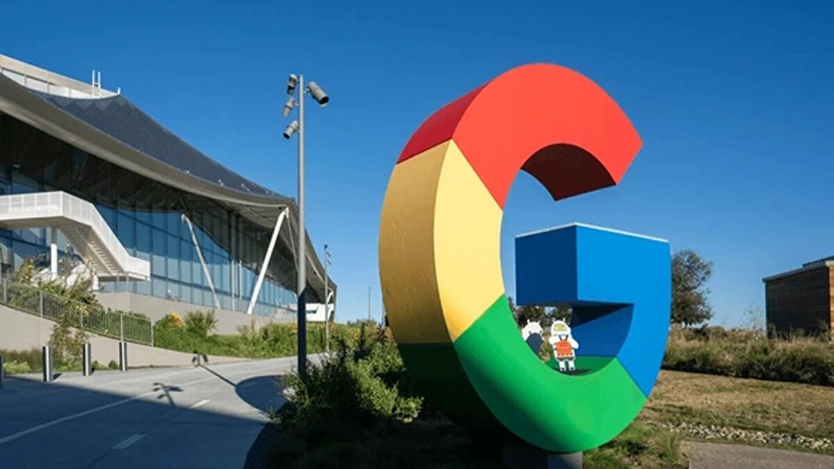 Otomobil ve diğer şirketlerin son yıllarda yaptığı logo değişiklikleri tartışma konusu olurken, bu kervana son katılan isim de Google oldu.<br><br>