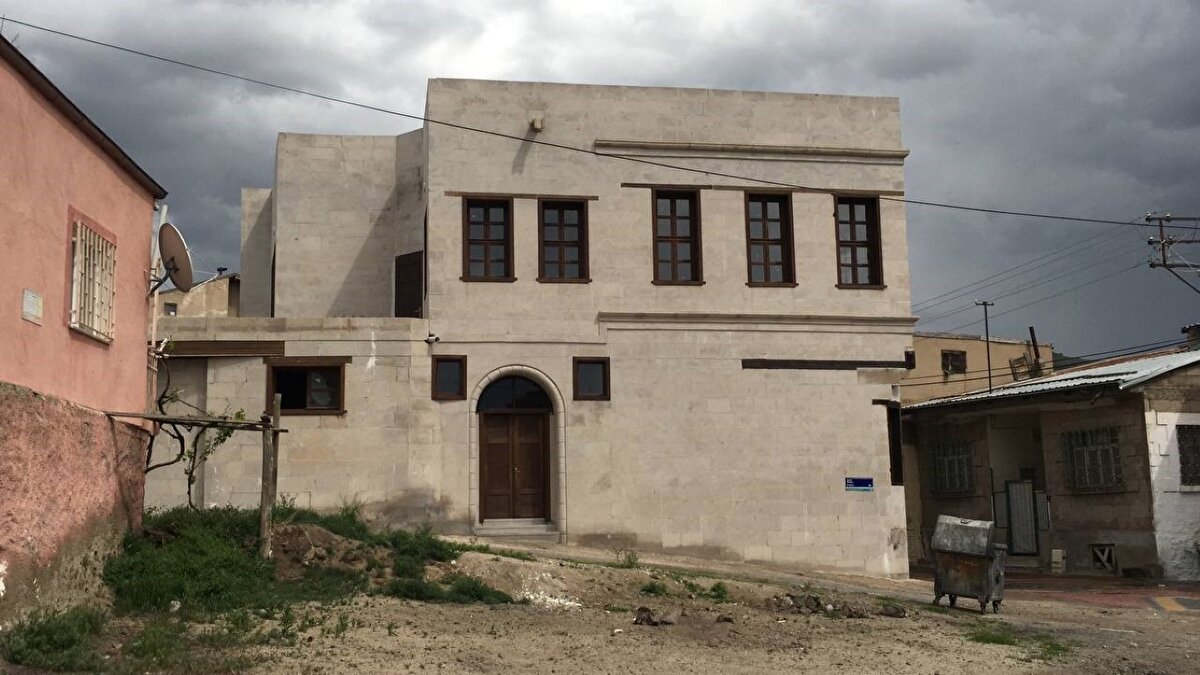 Birkaç yıllığına Develi Ermenilerinden Amerika’ya bomba tahsiline gönderilen Kevork Elekçıyan, 1913 yılında Everek’e dönmüştür. Everek’te Kevork’un evinde bulunan imalathanede bomba üretimi esnasında Kevork’un yaptığı bir bomba elinde patlamış, bu hadisenin Kayseri’de duyulmasından sonra Ermeni evlerinde arama yapılmış ve birçok bomba ve bomba yapımında kullanılan teçhizat ele geçirilmiştir. Fakat Ermeniler böyle bir aramayı önceden tahmin ettikleri için birçok bombayı evlerinin gizli bölmelerine saklamayı başarmışlardır. Ermeniler Fransızlarla ortak hareket ediyorlardı. Fransız işgal kuvvetlerinin Develi’nin 20 km. kadar yakınına gelerek Zamantı suyunu sınır olarak ilan etmeleri Atatürk’ün dikkatini çekmişti. M. Kemal Paşa, Kılıç Ali Bey’i bu lüzum üzerine Develi’ye, Anadolu ve Rumeli Müdafaa-i Hukuk Cemiyet-i Heyeti Temsilcisi olarak göndermiştir. Develi’ye gelen Kılıç Ali Bey, Erzurum ve Sivas kongrelerinde alınan kararları anlatarak, Mustafa Kemal’in pek yakında bölgeye büyük bir askeri kuvvet yollayacağını bildirmiş, halktan bu harekete destek vermesini istemiştir.