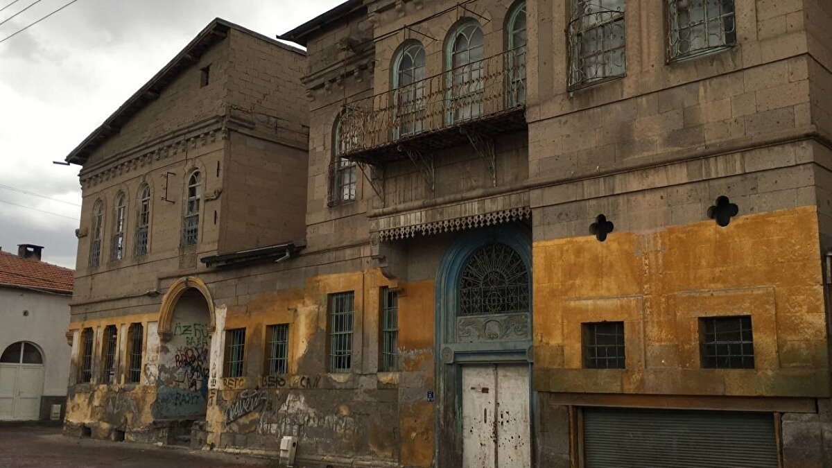 Develi’de Ermeni geçmişi<br><br>20. yüzyılda Develi ve çevresindeki en önemli hadise Ermeni hadisesi ve buna bağlı olarak Haçin olayıdır. 1878 Osmanlı-Rus savaşı sonunda Rusların teşvik ve himayeleri ile kurulan Ermeni cemiyet ve komiteleri Osmanlı Devleti’ni içten yıkmak üzere görevlendirilmişlerdir. Bunların Anadolu’daki merkezlerinden bir tanesi de Develi’dir. Bunun sebebi Develi’nin hem Doğu Anadolu’ya hem de Güney Anadolu’ya yakın bir merkez olmasıdır. Ermeni ihtilal komitelerinden Hınçak ve Taşnak cemiyetleri, ileride Türklerle yapılacak çarpışmalarda kullanmak üzere büyük ihtiyaç duydukları bombaların üretimini Develi’de yapmayı uygun görmüşlerdir.