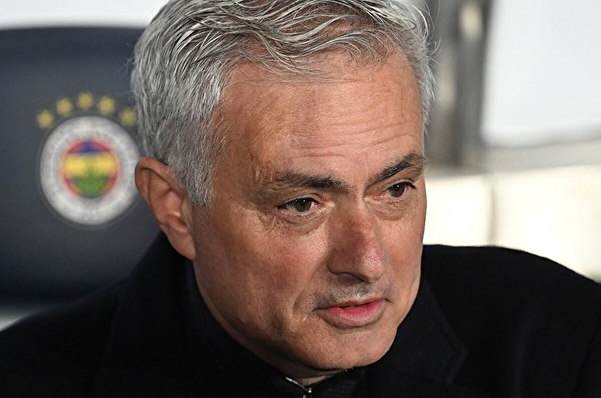 İngiliz basını, Fenerbahçe'de bu sezon beklentilerin altında kalan Jose Mourinho için flaş bir haber geçti.