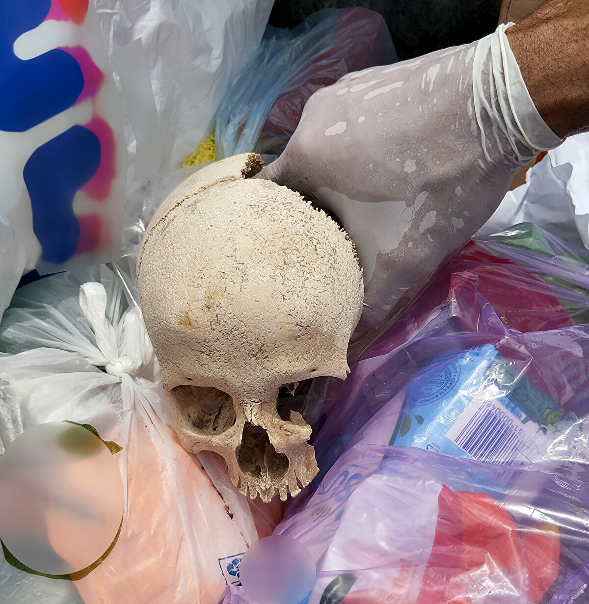 Poşeti açtığında karşısına çıkan insan kafatası karşısında büyük şok yaşayan Kaplan, durumu hemen polise bildirdi.