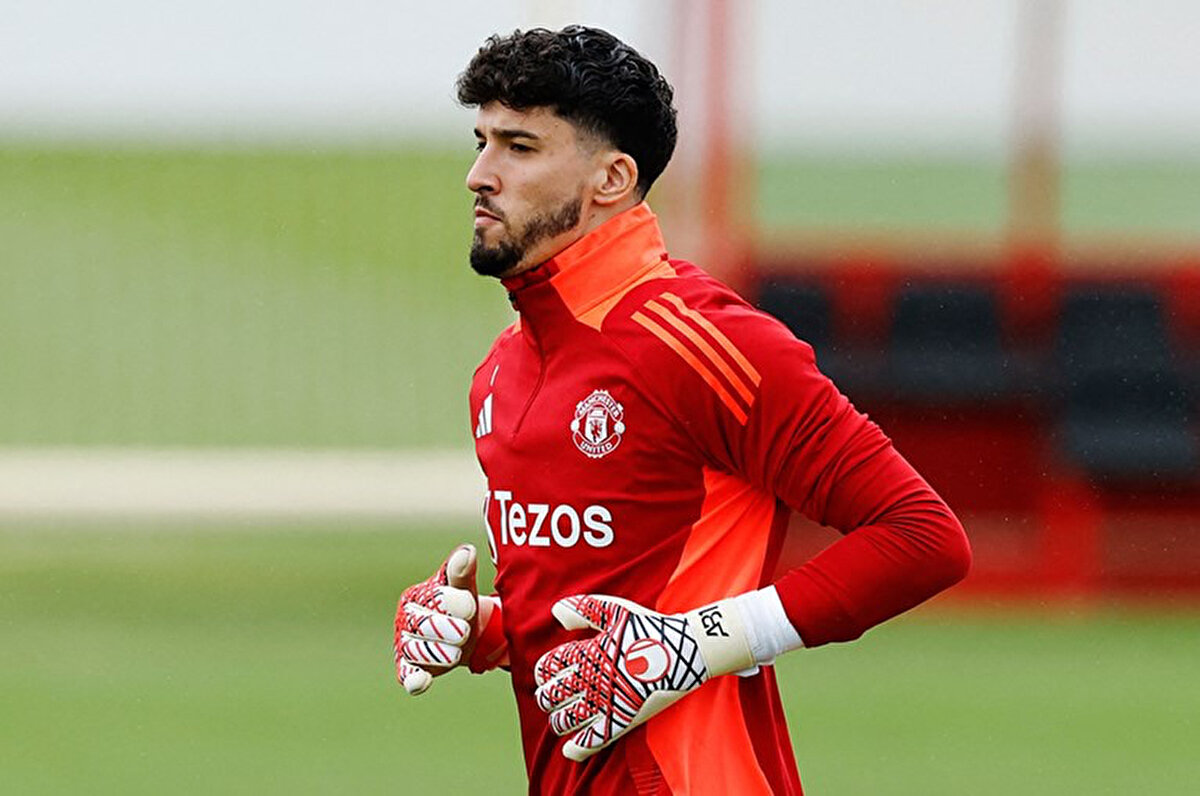 Yediği gol sonrası oldukça sinirlenen Altay, iki yumruğunu sıkarak tribünlere doğru bağırdı.<br>