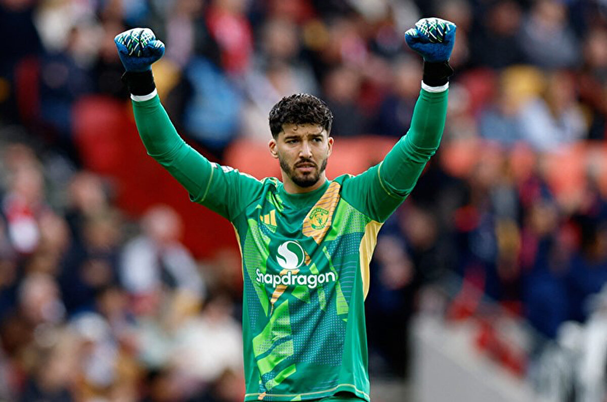 West Ham United ise milli eldivenin bu hareketini tiye alarak, "Kaleci seviniyor mu?" ifadelerini kullandığı bir paylaşımda bulundu.<br>