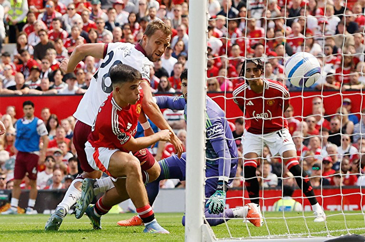 İngiltere Premier Lig'de Manchester United, West Ham United'ı konuk etti. Karşılaşmayı ev sahibi 2-0 kaybetti.<br>