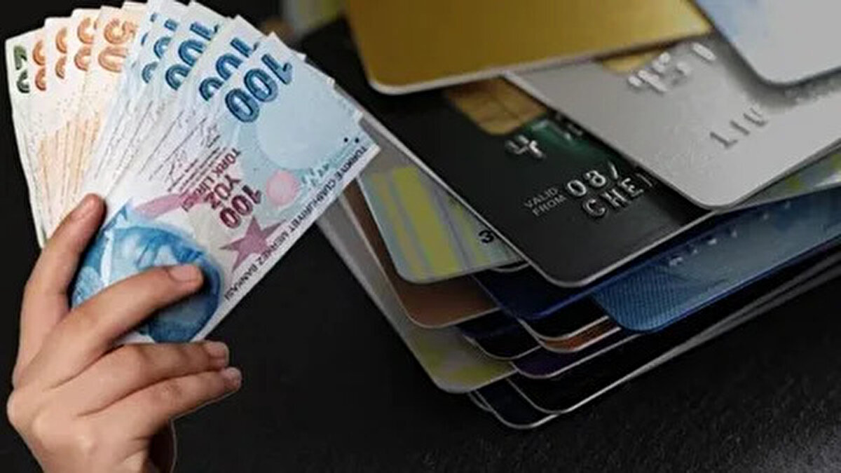 Kimler bu krediyi tercih etmeli?<br><br>Faizsiz kredi özellikle kredi kartı borcu bulunan kişiler için önemli bir avantaj sağlayabilir. Örneğin, kredi kartı borcu 50 bin TL olan bir kişi, asgari ödeme sonrasında kalan bakiyeyi faizsiz krediyle kapatarak, faiz yükü altına girmeden borcunu taksitli olarak ödeyebilir. Ayrıca kısa vadede yapılmak istenip maddi imkânsızlık nedeniyle ertelenen ihtiyaçlar için de bu krediler bir çıkış yolu sunabilir.