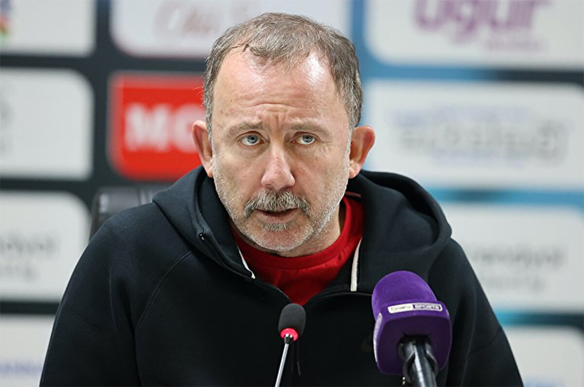 Önümüzdeki sene bilmiyorum nasıl bir planlama var orada da. Nasıl bir kadro kurulacak, transfer organizasyonu nasıl olacak onu bir göreceğiz ondan sonra tekrar yorumlarız durumu ama Galatasaray hak ederek, çok başarılı bir sezon geçirdi diye düşünüyorum."<br>