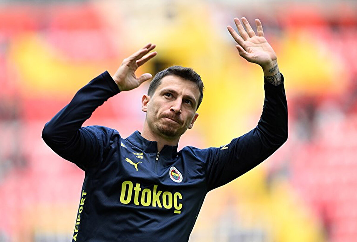 Mert Hakan Yandaş yaşadığı rahatsızlık nedeniyle bir süredir formasından uzak kalıyor. Ayağındaki enfeksiyon için tüm tedavi yöntemleri denense de sonuç alınamayınca tecrübeli futbolcu bıçak altına yatmıştı.<br>