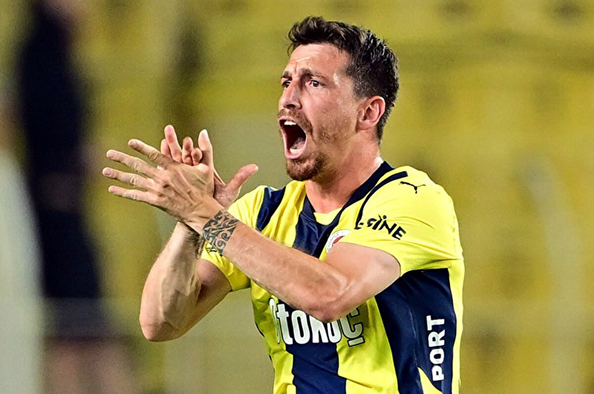 Öte yandan Mert Hakan Yandaş'ın ayağındaki enfeksiyonun dövmeden kaynaklandığı iddiaları basında ve sosyal medyada yer almıştı.<br>